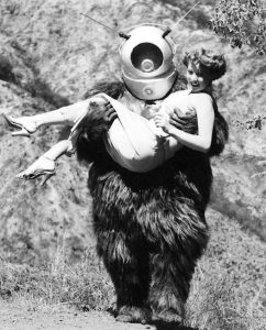 La clásica cita de Tinder en Robot Monster