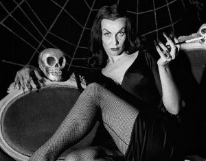 Maila Nurmi como Vampira